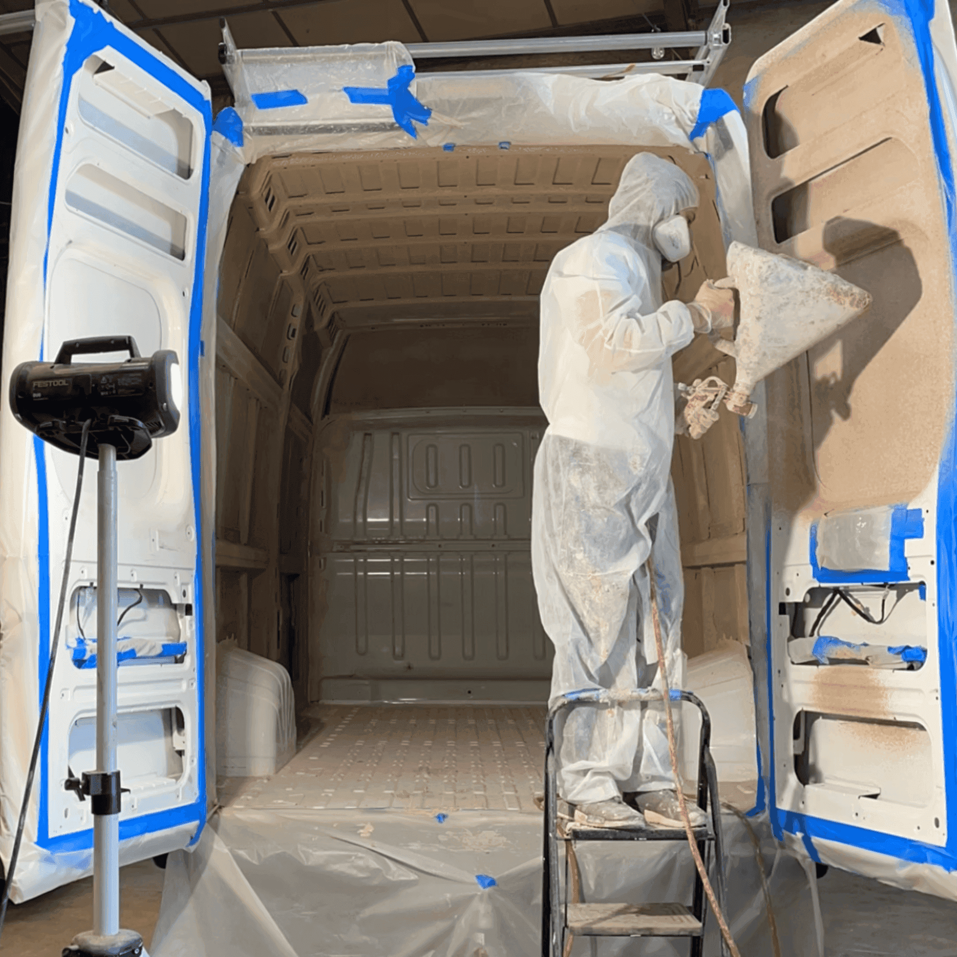 Pose de liège projeté dans un fourgon